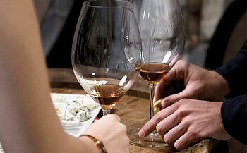 homme et femme qui déguste du vin sur un tonneau 