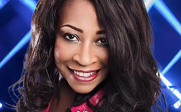 photo femme souriante cheveux noir long 