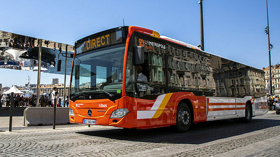 photo de bus métropole mobilté bus orange et blanc sur route avec ciel bleu