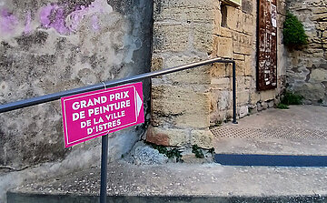 photo de l'entrée de la chapelle st Sulpice panneau rose grand prix de peinture de la ville  