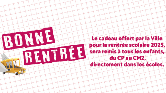 L’image présente un fond quadrillé de type papier à carreaux, avec des bords orange sur les côtés gauche et droit. En haut à gauche, on voit un petit bus scolaire jaune avec des ailes blanches. À droite, on trouve un grand crayon orange, une paire de ciseaux, un taille-crayon et une gomme.  Au centre gauche de l’image, en lettres blanches sur fond rose foncé, il est écrit : BONNE RENTRÉE  À droite du texte central, on lit en lettres roses : Le cadeau offert par la Ville pour la rentrée scolaire 2025, sera remis à tous les enfants, du CP au CM2, directement dans les écoles.