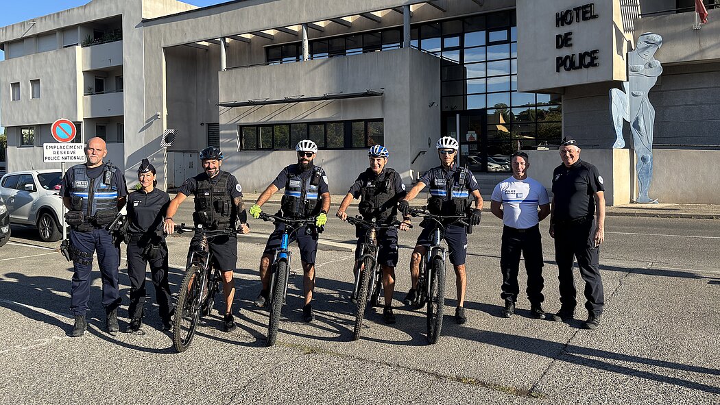 Les quatre Vététistes et leur hierarchie posent devant le commissariat de police nationale