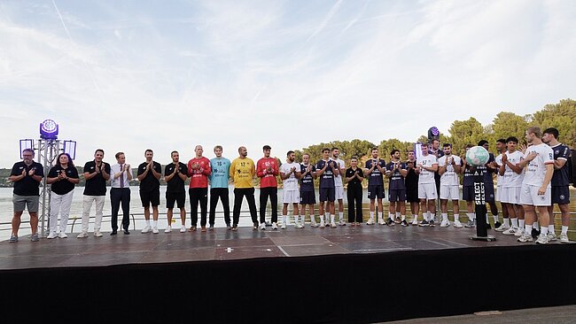 les joueurs de l'Istres Provence Handball et leur staff, alignée et applaudit sur une scène en plein air, au bord de l'étang de l'Olivier, lors de la présentation officielle de l'équipe