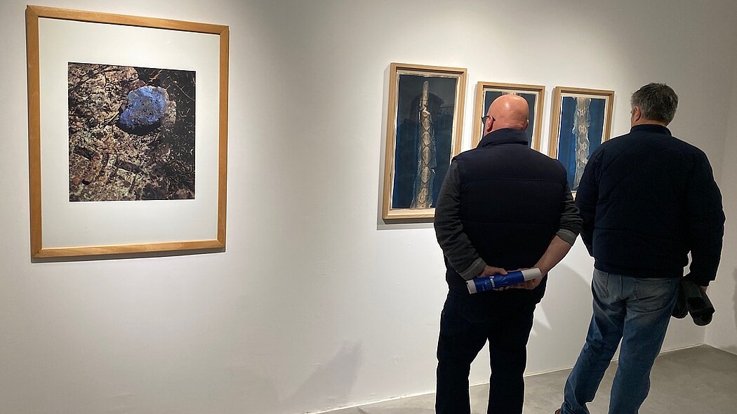 Deux hommes regardent des tableaux