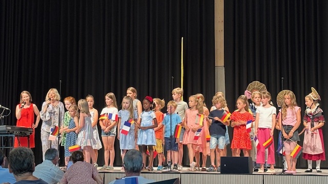 Des enfants avec des drapeaux français et allemand sur une scène une scè