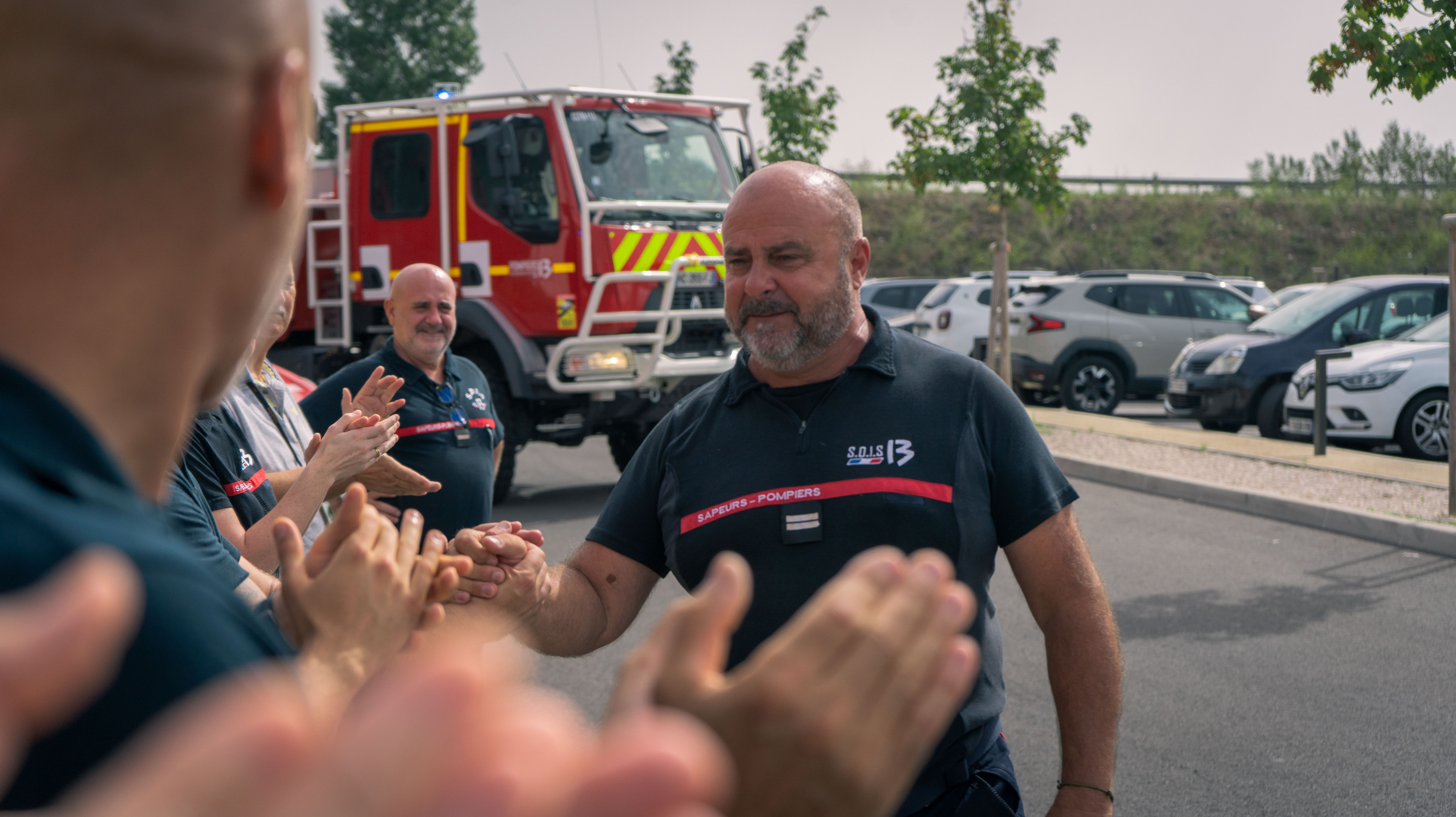 Jean-François de Peretti salut ses collègues pompiers