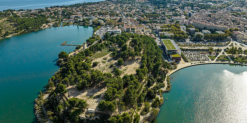 Vue par drône de la ville d'Istres survol de la mairie et de l'étang de l'olvier 