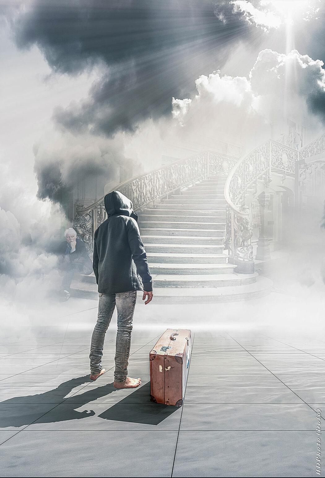 Tableau en nuances de gris représentant un homme avec une valise posée au sol, devant un escalier magestueux dans une ambiance de brume