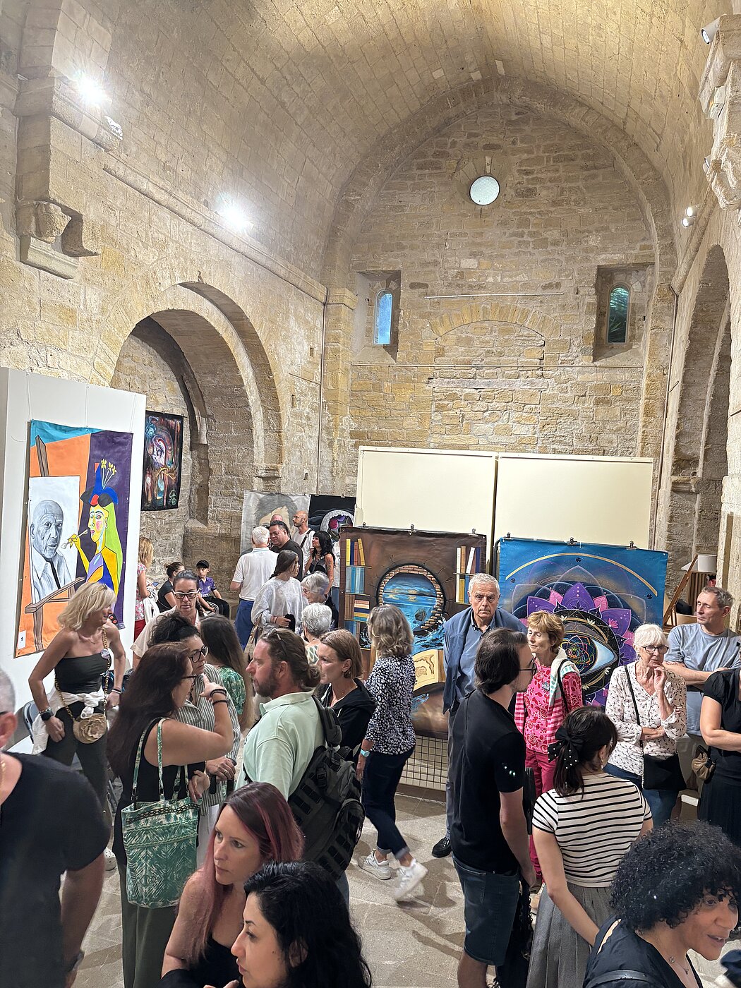 du public nombreux dans la salle d'exposition des toiles du GP de peinture