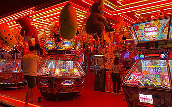 photo de fête foraine la nuit machines
