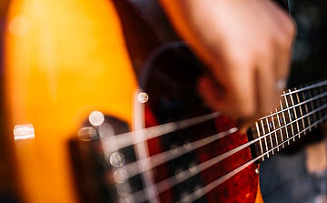 Photo main sur guitare 