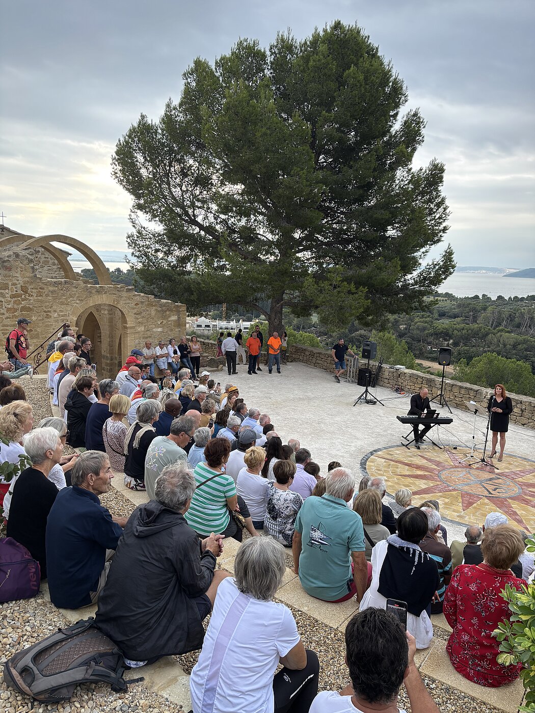 le public venu nombreux pour l'inauguration de la chapelle St etienne