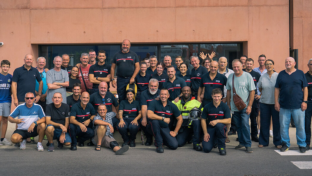 Jean-François De Peretti et ses collègues pompiers posent pour la photo de "famille"