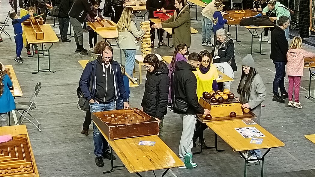 Tables de jeux anciens en bois