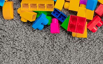briques de légo colorées sur tapis gris 