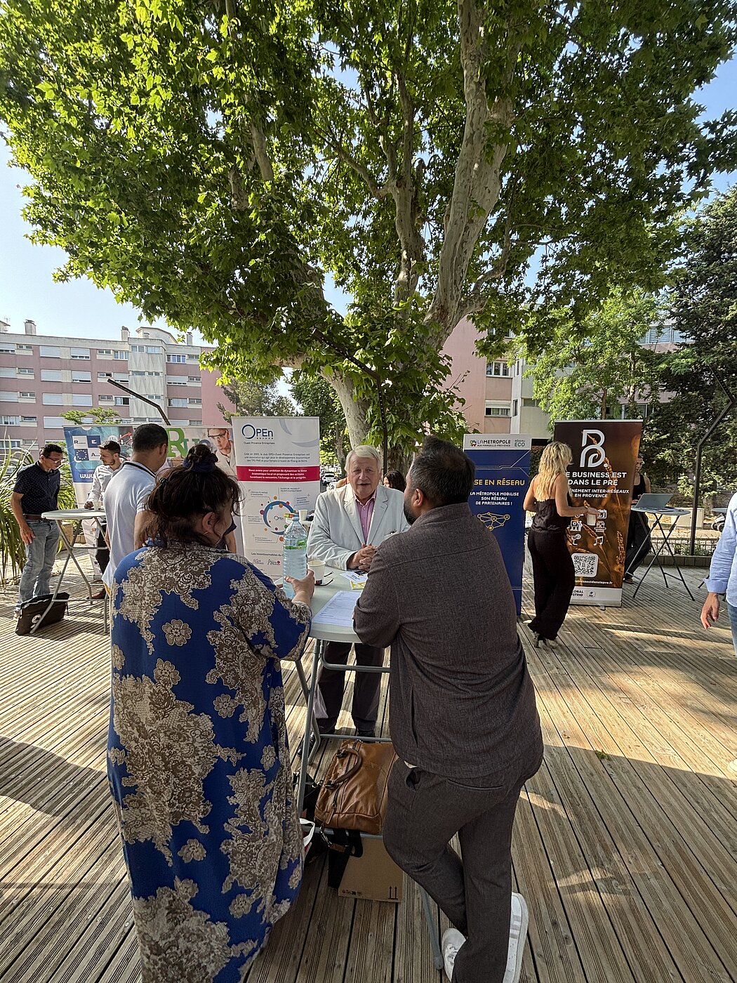 Trois personnes discutent à une table