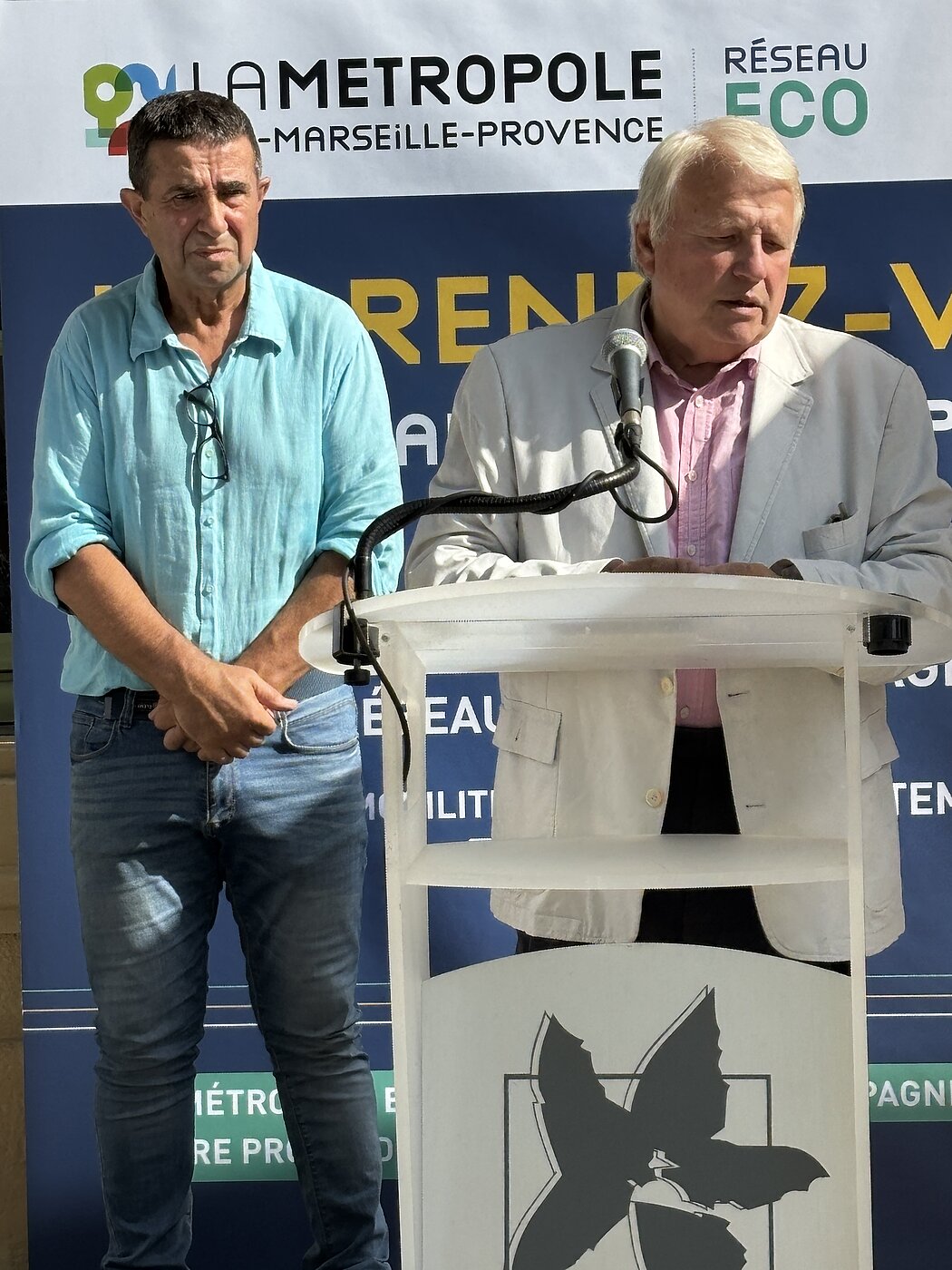 Deux hommes dont l'un est au micro