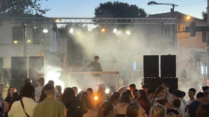 Foule lors de la fête de la musique avec fumée sur scene et DJ