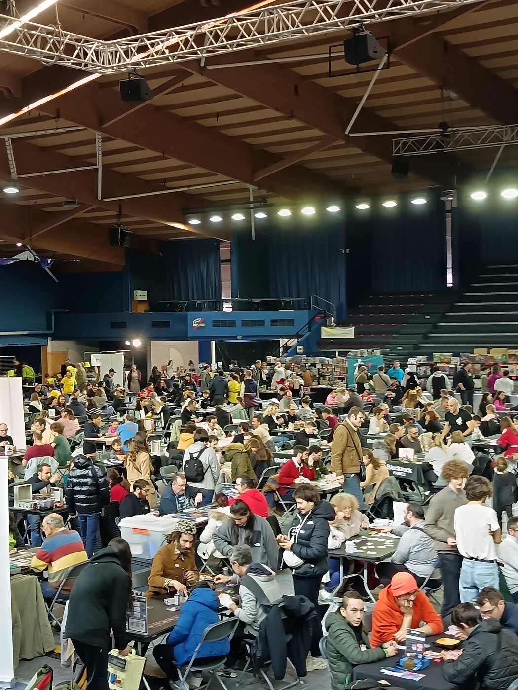 salle polyvalente pleine de monde