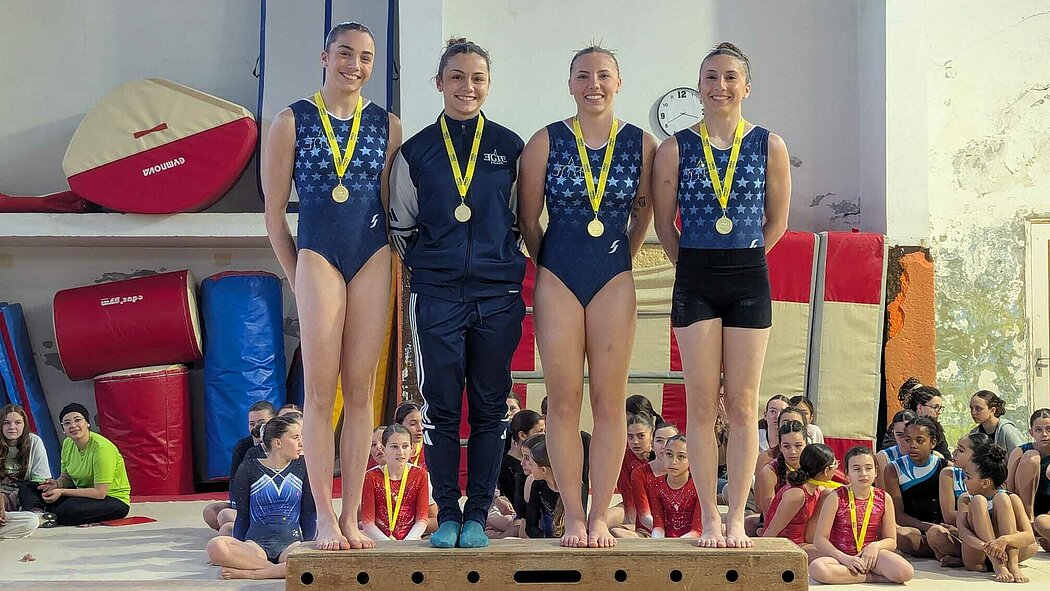 Les gymnastes avec leur médaille
