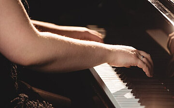 photo de piano touche avec bras de femme 