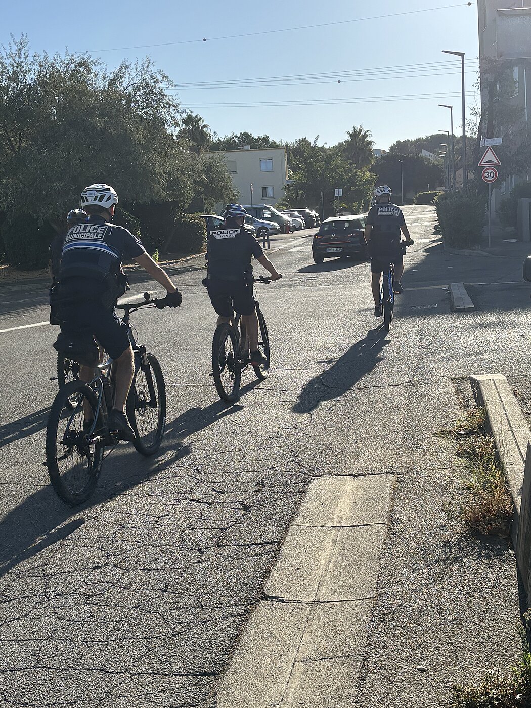 Les 4 vétéistes partent sur leur VTT, photo vue de dos