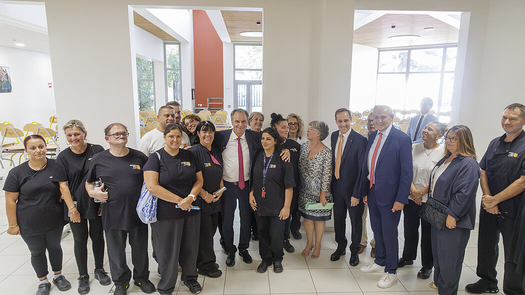 Le président Miselier pose avec le personnel de la restauration du lycée