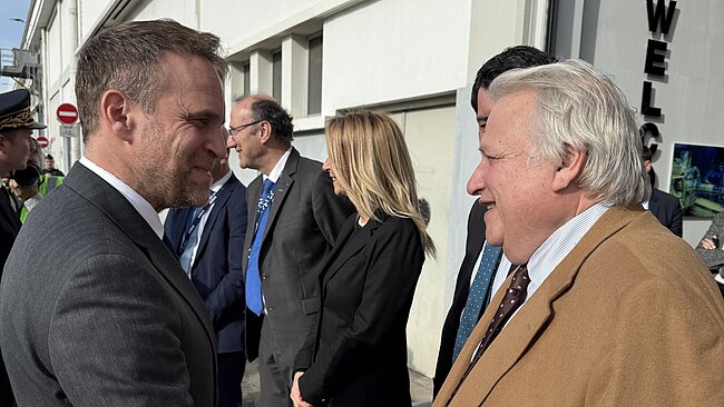 Deux homme se serrent la main