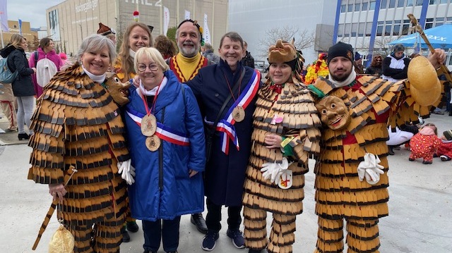 Un groupe de 7 personnes déguiées pour carnaval