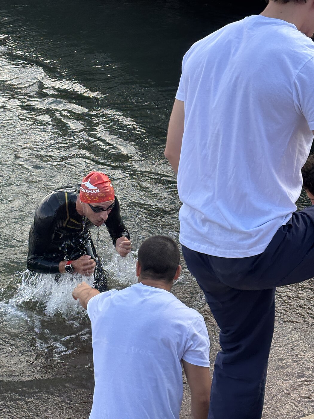 Un nageur du triathlon sort de l'eau