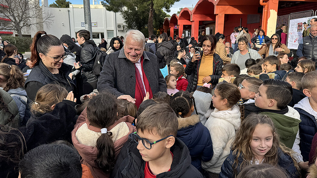 François Bernardini, maire d'Istres était présent pour écouter les enfants célébrer la paix