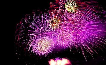 photo de feu d'artifice couleur violet 