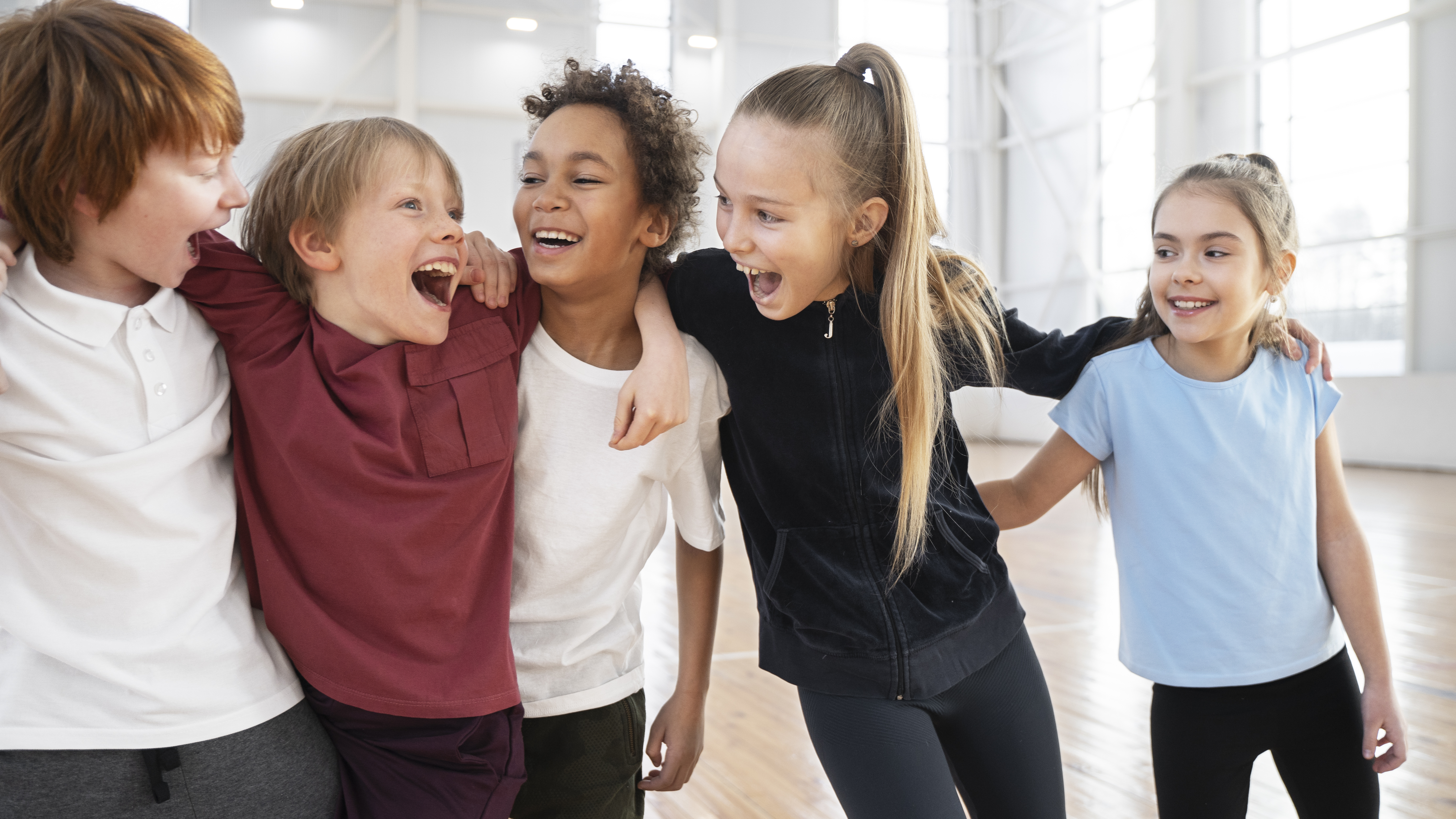 PHOTO groupe d'enfants de 8 à 11 ans ui se tienne par la taille fille et garçon souriants 