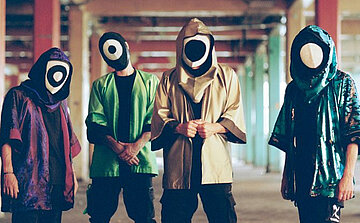 Photo du groupe de musique MAKOTO SAN  homme avec cagoule noire et capure dans milieu urbain désafecté 
