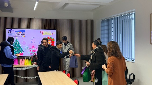 Remise de cadeaux par les lycéens de Latécoère pour les femmes victimes de violences conjugales