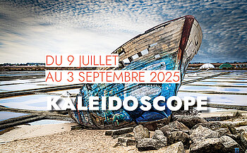 L'image montre une épave de bateau en bois échouée sur une plage rocheuse, avec en arrière-plan un paysage de marais salants sous un ciel partiellement nuageux. Le bateau est peint avec des motifs colorés, en particulier des teintes bleues et vertes.  Du texte est superposé à l’image :      En haut : « DU 9 JUILLET AU 3 SEPTEMBRE 2025 » en lettres capitales rouges.      En bas : « KALEIDOSCOPE » en lettres capitales blanches et épaisses.