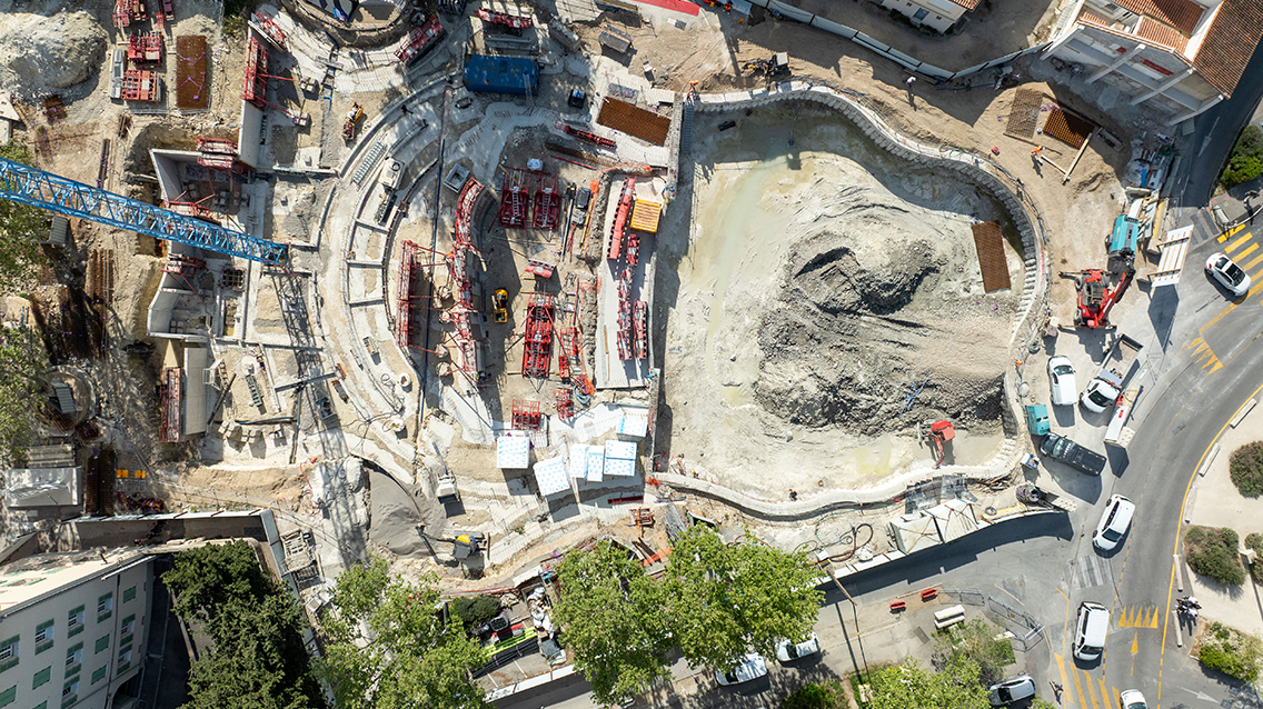Vue aérienne du chantier en cours du thèâtre de l'Olivier - grue - terre - maison 