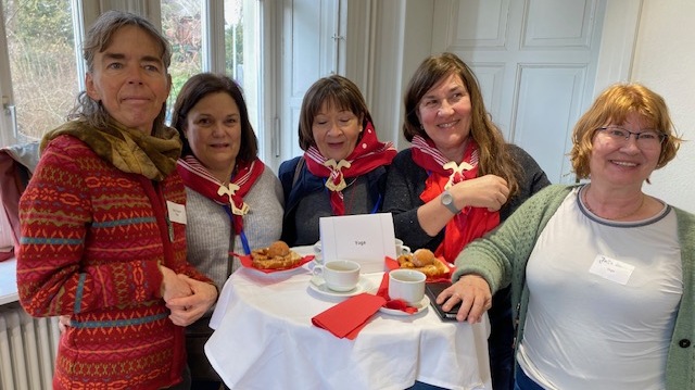 Un groupe de 5 femmes denavt une table haute