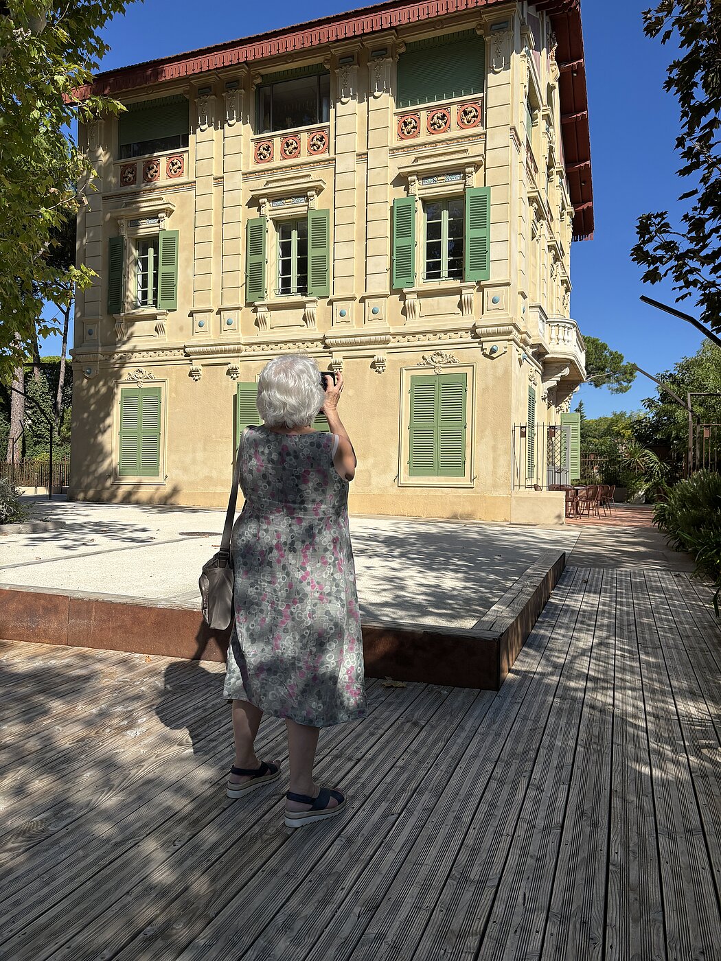 Un femme vue de dos potographie la façade du château des baumes