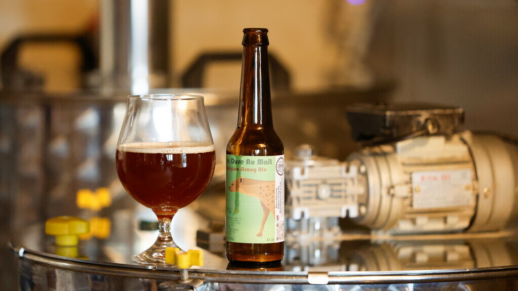 photo verre de bierre et biere en boueille sur une table