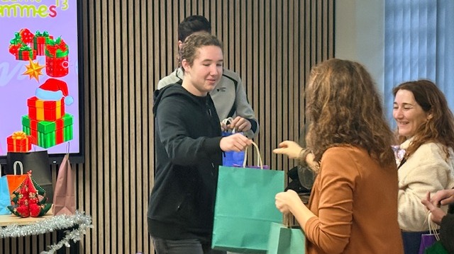 Remise de cadeaux par les lycéens de Latécoère pour les femmes victimes de violences conjugales