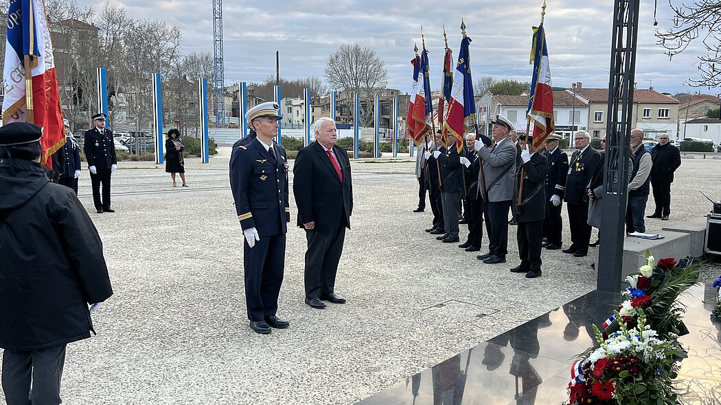 Dépôt de gerbe lors de la cérémonie du 19 mars