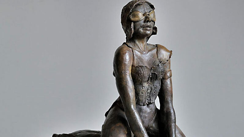 Sculpture bronze, personnage assis