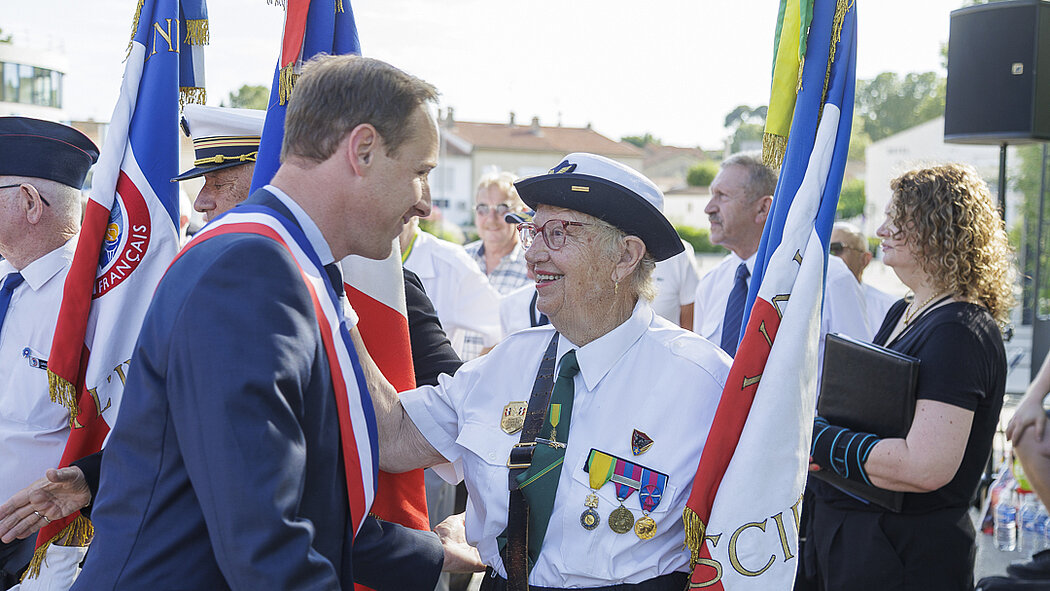 le maire d'istres, robin prétot, salut une porte drapeau