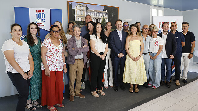 L'ensemble des participants à cette table ronde pose pour la photo