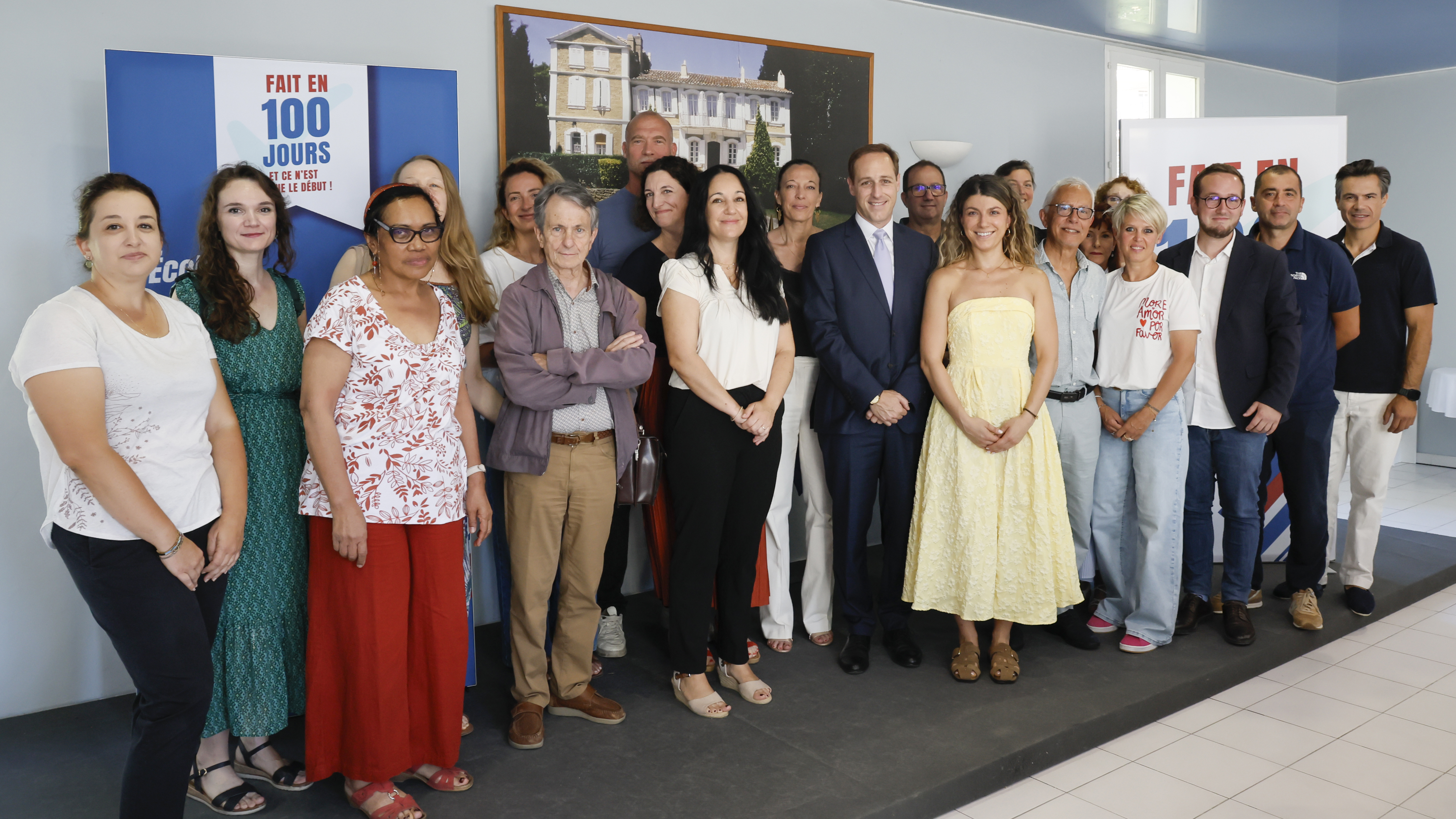 L'ensemble des participants à cette table ronde pose pour la photo