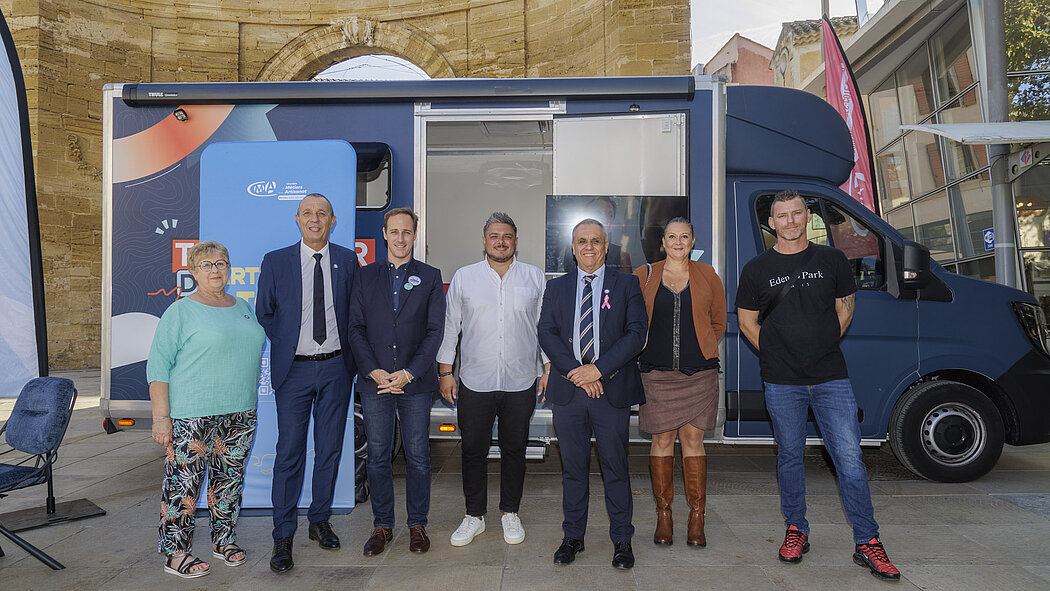 Autorités et artisans devant le point info de la Chambre des métiers installé en centre-ville