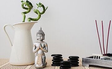 Bureau zen avec pot de fleur avec bambou