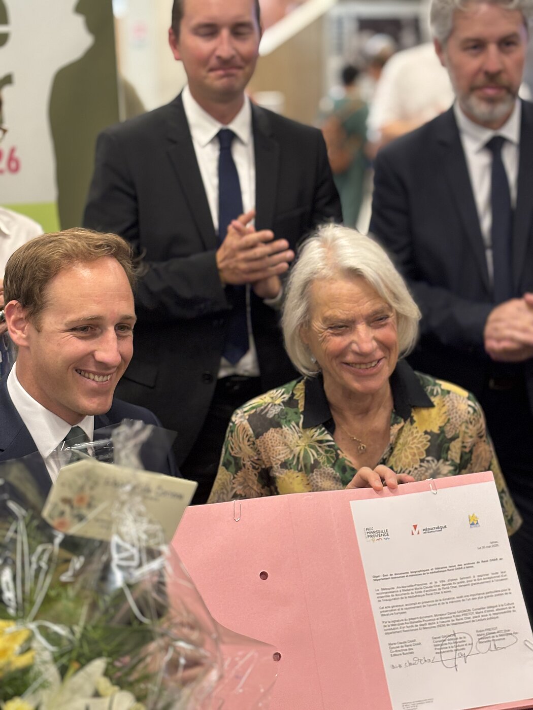 Marie-Claude Char, veuve du poète, signe le document faisant don gracieusement à la Médiathèque d’un fonds de dépôt de documents dédiés à l’œuvre de René Char.