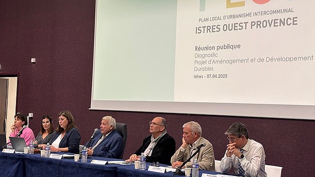 Tribune avec 7 personnes